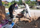 Tanamkan Semangat Gotong Royong, Babinsa Renovasi Rumah Warga Bersama Warga Sekitar
