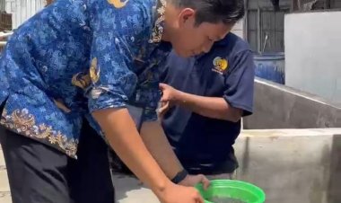 PENEBARAN BIBIT IKAN LELE, DUKUNG PROGRAM PEMBINAAN KEMANDIRIAN WBP RUTAN KUDUS